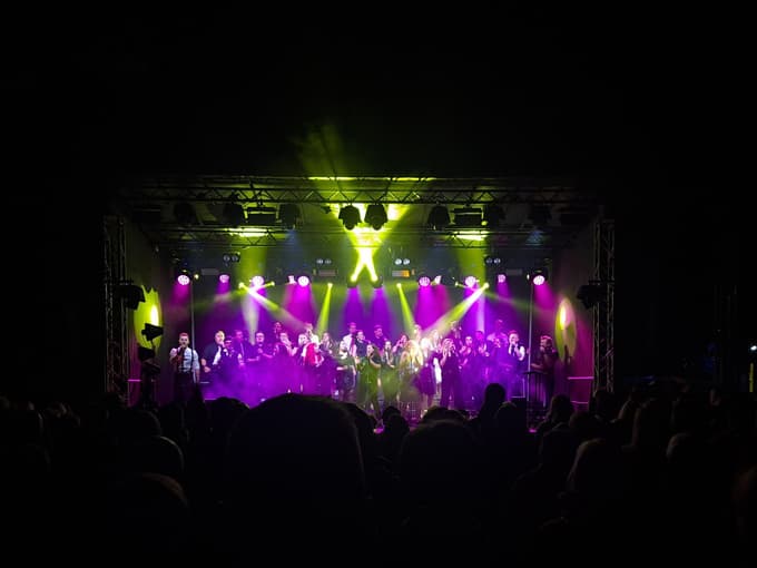 Perpetuum Jazzile – vokalna senzacija, ki je z energijo in harmonijami očarala festivalsko publiko.