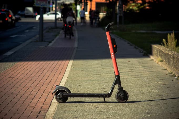 Mladi danes iščejo tudi zavarovanja za mikromobilna sredstva kot so e-skiroji, skuterji, rolke in e-kolesa. 