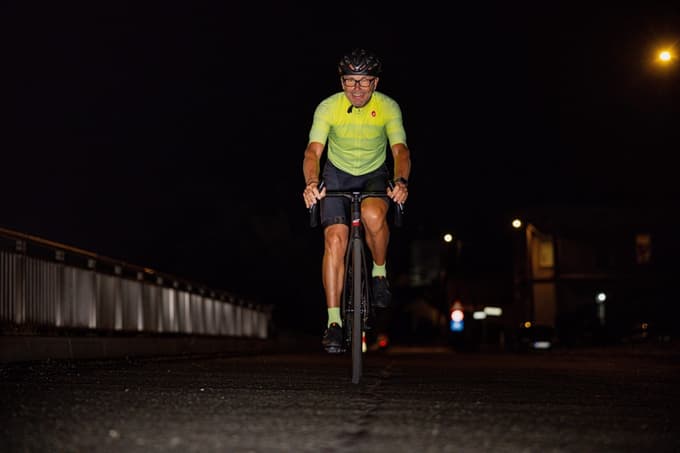 S kolesarjenjem, tekom in hojo skrbi za telesno aktivnost. 