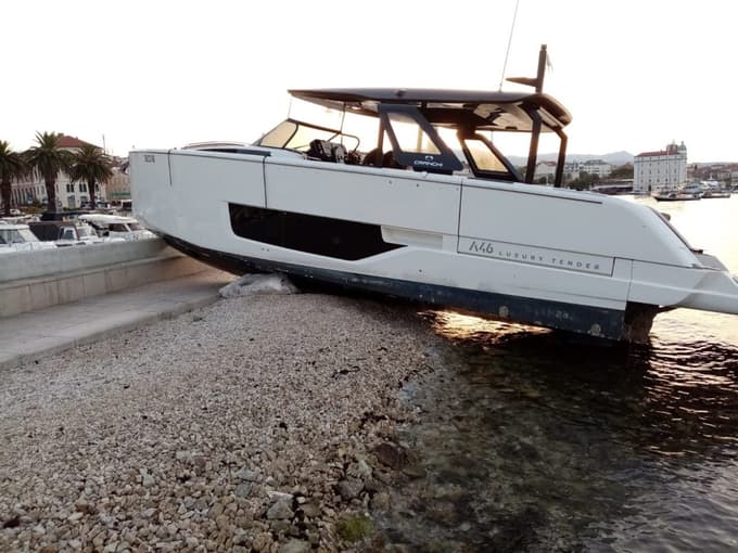 Nasedla barka pri rivi v Splitu