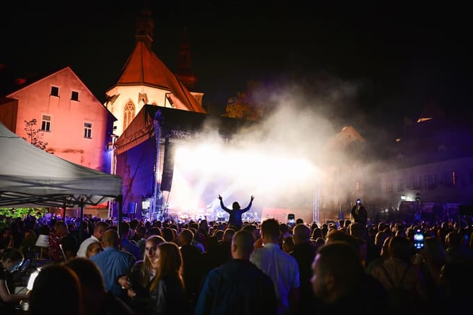 Festival Arsana je v minulih 17 letih ponudil več kot 1300 koncertov in drugih dogodkov, gostil okoli 12.000 umetnikov ter privabil več kot 600.000 obiskovalcev iz Slovenije in tujine.