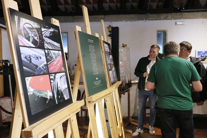 (FOTO) Fotografski poklon simbolu moči, elegance in tradicije, začinjen s premiero Jag benda