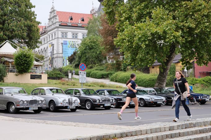 Kulisa zloščenih jaguarjev je namigovala, da se bo dogajalo nekaj nevsakdanjega.