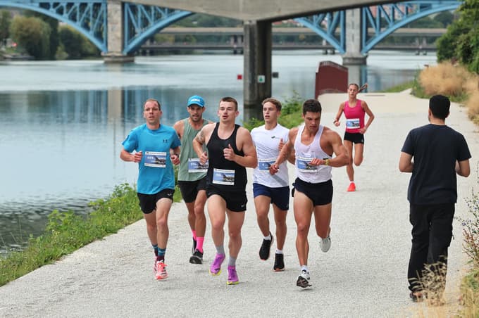 Tekači so po osmih minutah bili že pod Titovim mostom.