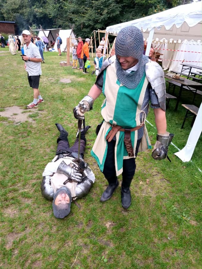 Vitezi svoje opreme niso le pokazali, ampak so jo tudi preizkušali. 