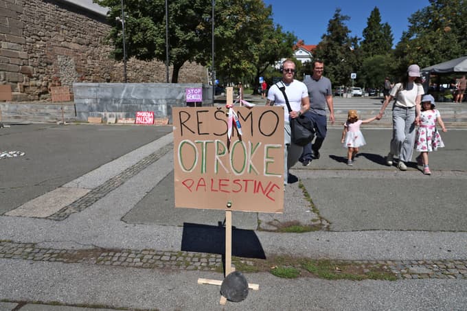 (FOTO) Na Trgu svobode kamenčki v spomin na otroške žrtve genocida v Gazi