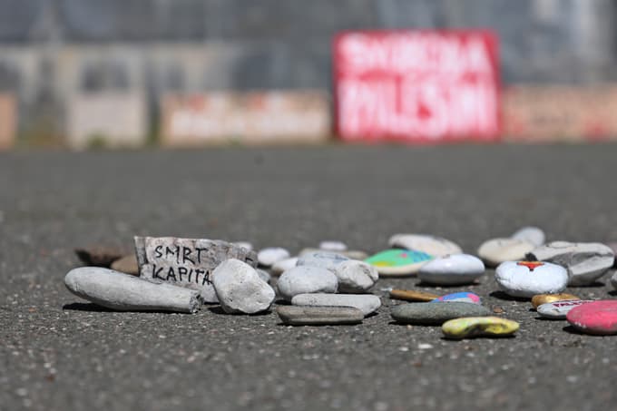 (FOTO) Na Trgu svobode kamenčki v spomin na otroške žrtve genocida v Gazi