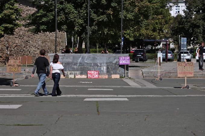 (FOTO) Na Trgu svobode kamenčki v spomin na otroške žrtve genocida v Gazi