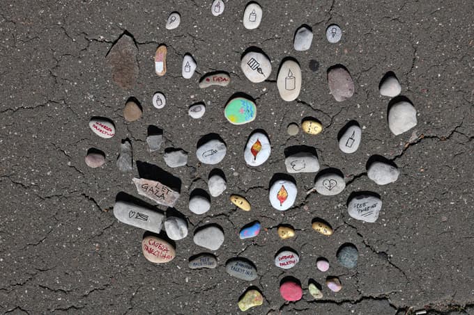 (FOTO) Na Trgu svobode kamenčki v spomin na otroške žrtve genocida v Gazi