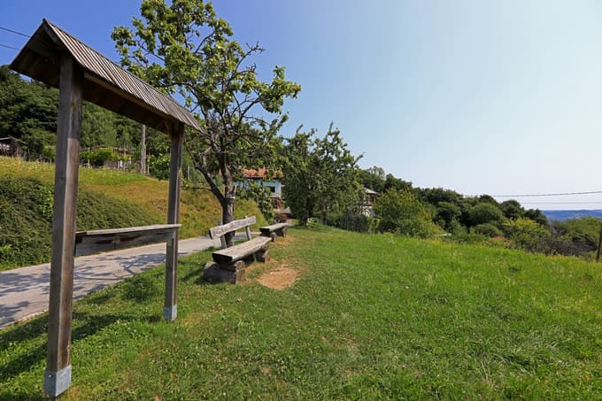 Nad Razvanjem, kjer je tudi razgledna točka s klopco in turističnim oknom.