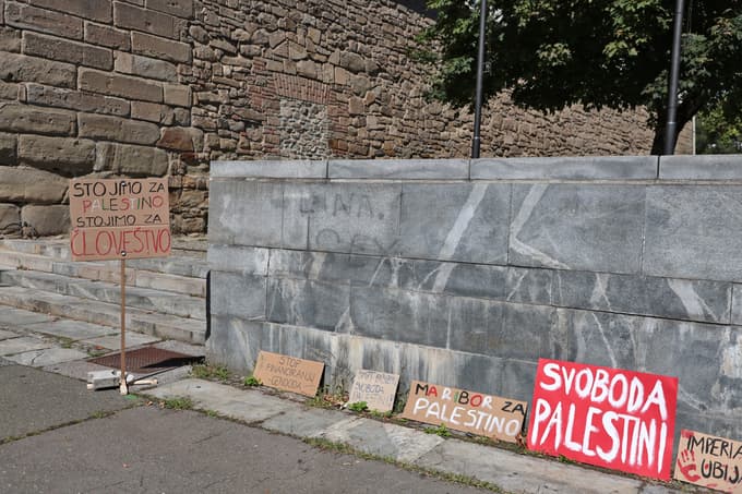 (FOTO) Na Trgu svobode kamenčki v spomin na otroške žrtve genocida v Gazi