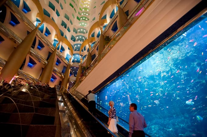 (VIDEO) Celo tuš je iz zlata: Kaj ponuja "sedemzvezdični" hotel za 137 tisoč evrov na noč?