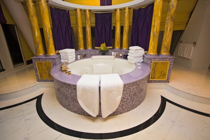 (VIDEO) Celo tuš je iz zlata: Kaj ponuja "sedemzvezdični" hotel za 137 tisoč evrov na noč?