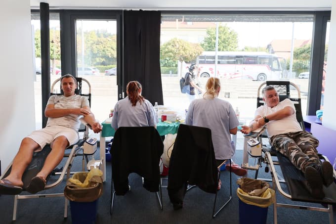 (FOTO in VIDEO) Vijol'čna kri za vse ljudi: V kateri starostni skupini je največje pomanjkanje krvodajalcev?