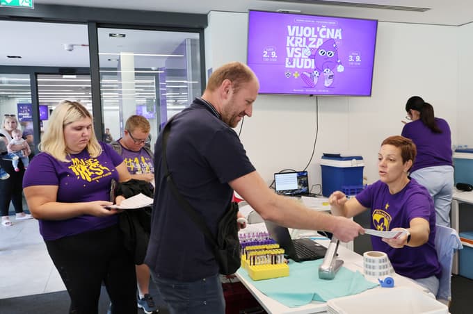 (FOTO in VIDEO) Vijol'čna kri za vse ljudi: V kateri starostni skupini je največje pomanjkanje krvodajalcev?
