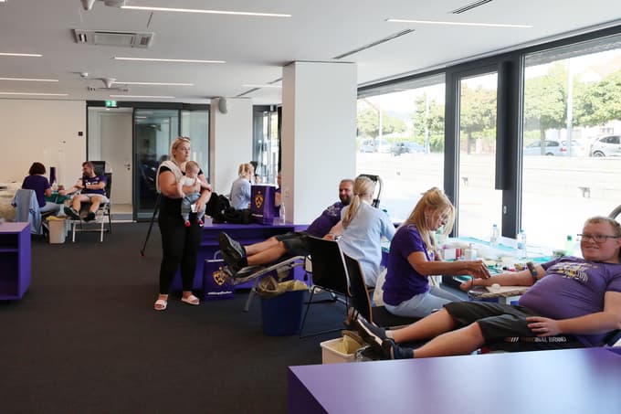 (FOTO in VIDEO) Vijol'čna kri za vse ljudi: V kateri starostni skupini je največje pomanjkanje krvodajalcev?