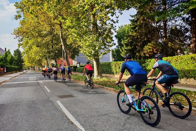 Pri cestnem kolesarjenju je zavetrje pomembno. 