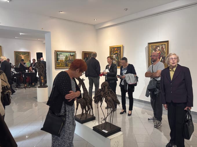 Ogled razstavljenih skulptur iz varjenega železa in slik v Anini galeriji v Rogaški Slatini.