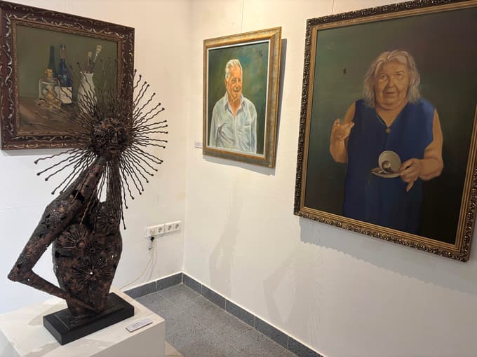 Portreti mladega slikarja Ervina Dvoršaka in skulptura kiparja Ivana Dvoršaka.