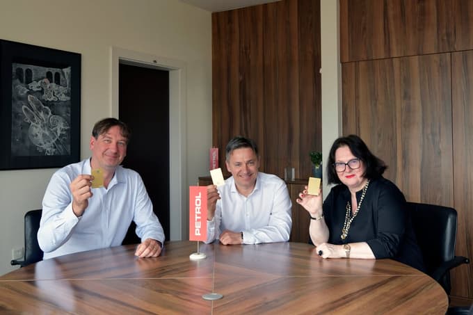 Novo kartico so predstavili Leon Stare, Drago Kavšek in Alenka Mejač Krassnig.