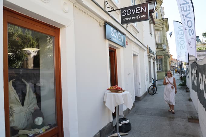 (FOTO) V središču Maribora nova poslovna enota Soven: "V volni poleti ni vroče, pozimi ne zebe in ni alergena"