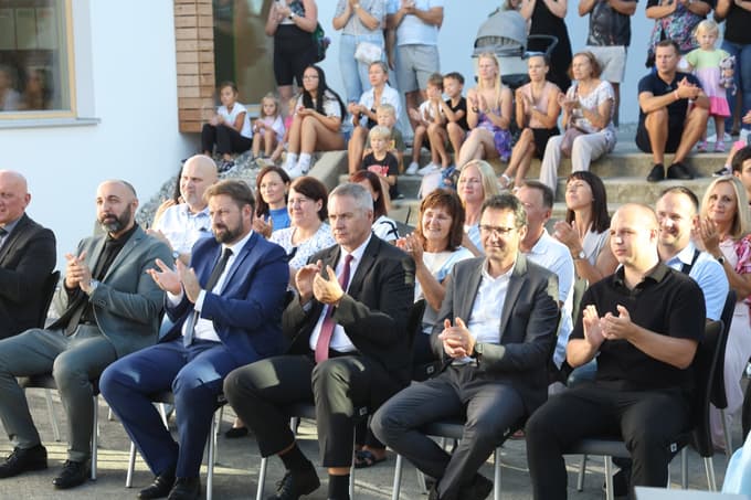 Ravnatelj Tomaž Repenšek, župan Mitja Horvat in državni sekretar Dejan Židan - ministrstvo za gospodarstvo, turizem in šport je skupaj z ministrstvom za kmetijstvo, gozdarstvo in turizem z razpisom zagotovilo 200 tisoč evrov. 