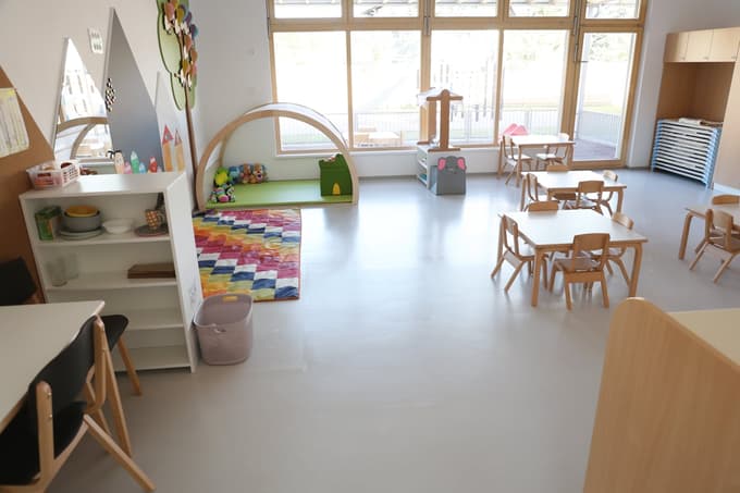 Nova igralnica: Klimatiziran, svetel prostor z lastnimi sanitarijami in neposrednim izhodom na teraso.