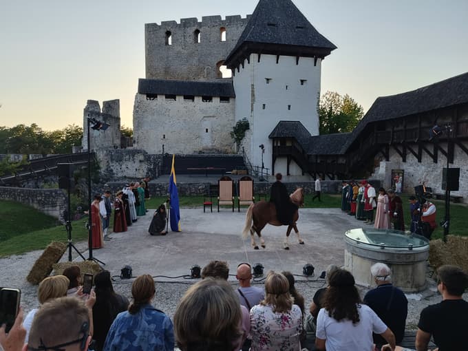 Predstava potopitvenega gledališča Celjski vsi