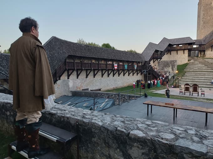 Predstava potopitvenega gledališča Celjski vsi; v ospredju izjemni Renato Jenček kot Herman II. 