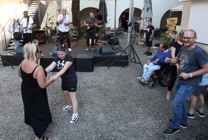 Kingstoni so dobro razmigali plesišče.