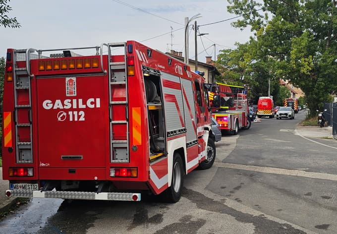 (FOTO) Zagorelo ostrešje stanovanjske hiše v Trdinovi ulici v Melju