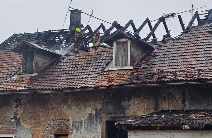 (FOTO) Zagorelo ostrešje stanovanjske hiše v Trdinovi ulici v Melju