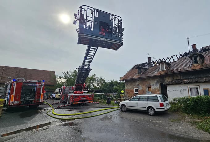 (FOTO) Zagorelo ostrešje stanovanjske hiše v Trdinovi ulici v Melju
