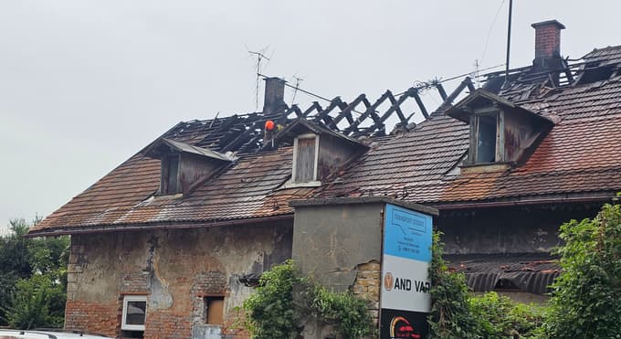 (FOTO) Zagorelo ostrešje stanovanjske hiše v Trdinovi ulici v Melju
