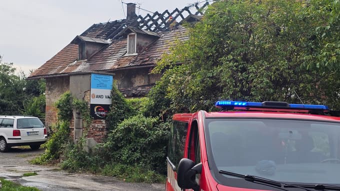 (FOTO) Zagorelo ostrešje stanovanjske hiše v Trdinovi ulici v Melju