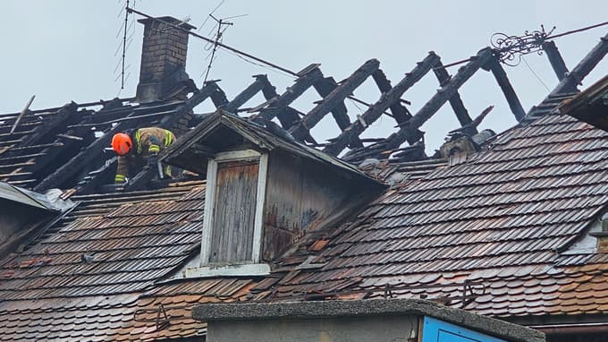 (FOTO) Zagorelo ostrešje stanovanjske hiše v Trdinovi ulici v Melju
