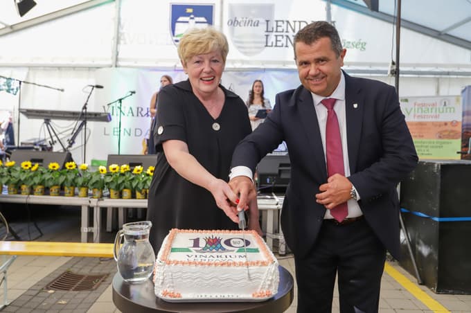 Torto presenečenja sta razrezala Janez Magyar in Eva Marija Banutai