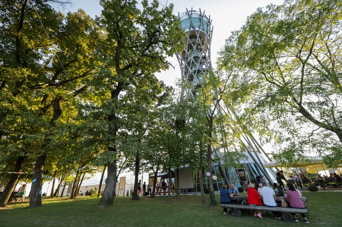 Druženje v senci dreves ob obletnici stolpa Vinarium Lendava