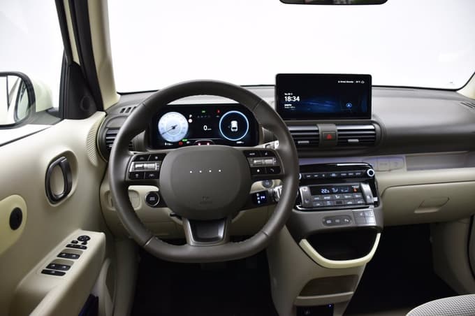 Kljub osnovnim materialom je notranjost ergonomska in igrivo oblikovana.