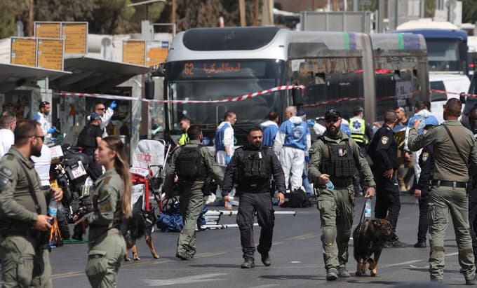 V strelskem napadu v Jeruzalemu več žrtev, Hamas je napad pozdravil in dejal, da sta ga izvedla dva Palestinca