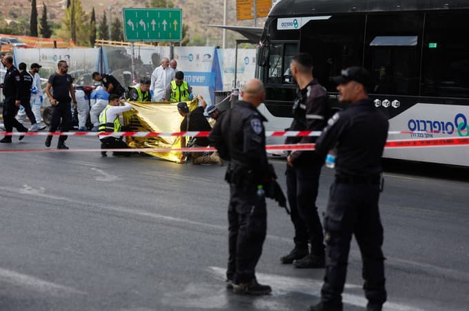 V strelskem napadu v Jeruzalemu več žrtev, Hamas je napad pozdravil in dejal, da sta ga izvedla dva Palestinca