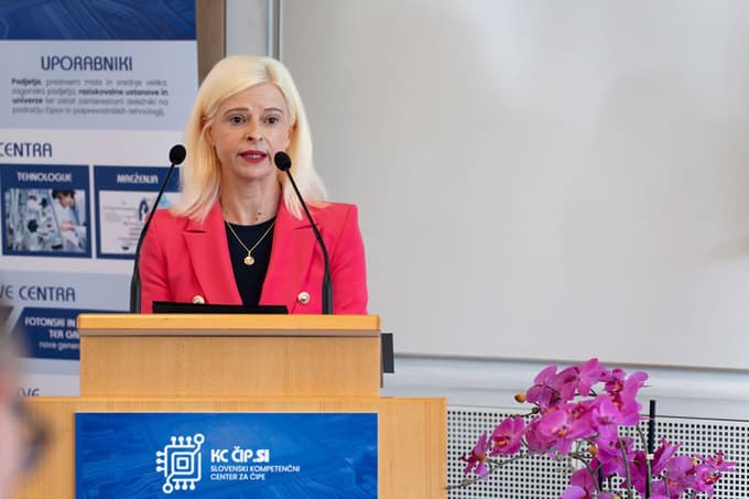 Ksenija Klampfer, ministrica za digitalno preobrazbo, je sporočilo prejela v soboto opoldne, so še odgovorili na ministrstvu.