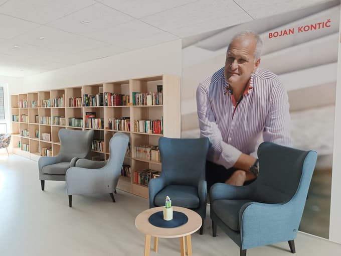 Dom za varstvo odraslih Velenje je svojo knjižnico poimenoval po pokojnem županu Velenja Bojanu Kontiču.