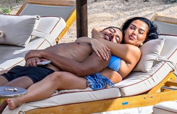 (FOTO) Ups, kaj pa počne nogometni zvezdnik na plaži? S punco sta očitno pozabila, da nista v spalnici