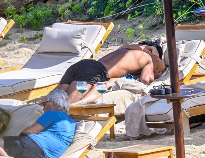 (FOTO) Ups, kaj pa počne nogometni zvezdnik na plaži? S punco sta očitno pozabila, da nista v spalnici