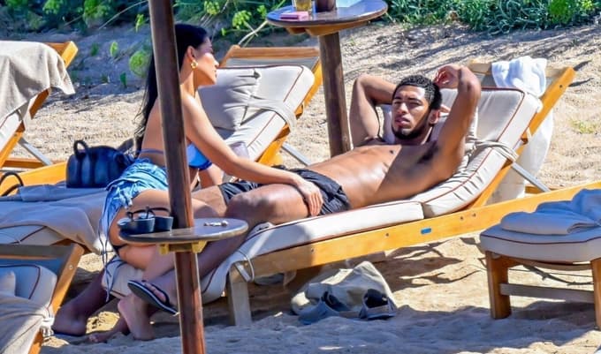 (FOTO) Ups, kaj pa počne nogometni zvezdnik na plaži? S punco sta očitno pozabila, da nista v spalnici