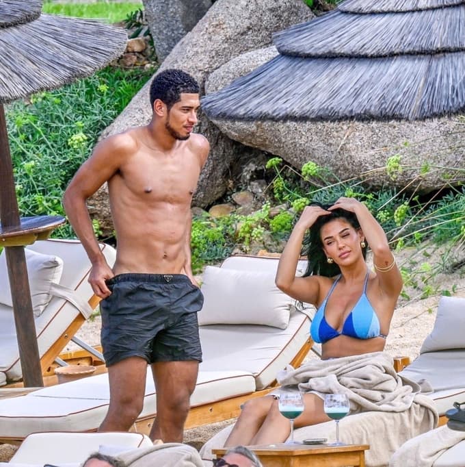 (FOTO) Ups, kaj pa počne nogometni zvezdnik na plaži? S punco sta očitno pozabila, da nista v spalnici