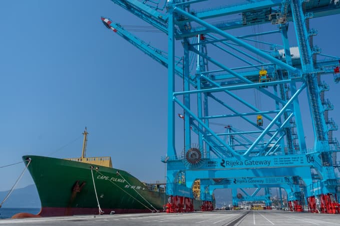 Na Reki s prihodom prve ladje začel obratovati nov kontejnerski terminal. Kakšne so njegove zmogljivosti?