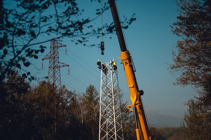 Slovensko prenosno omrežje meri več kot 3.000 kilometrov daljnovodov in prenaša elektriko od večjih proizvodnih virov do distribucije in industrije, povezuje pa nas tudi s sosednjimi državami.