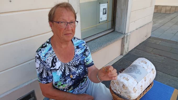 Takoj ko je Anica Uršič z bule na idrijskem Mestnem trgu odpela simpatično čebelico, je nanjo namestila nov papirc (vzorec) za klekljanje.